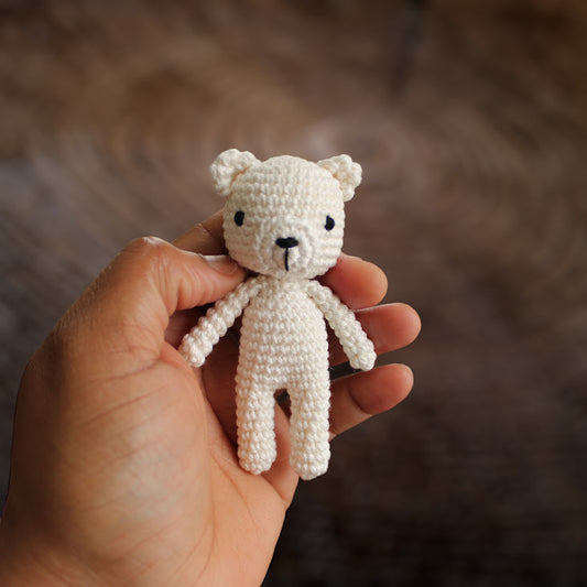 Mini crochet bear in Ivory